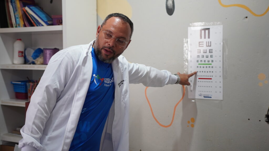 profissional realizando exames com crianças e adolescentes