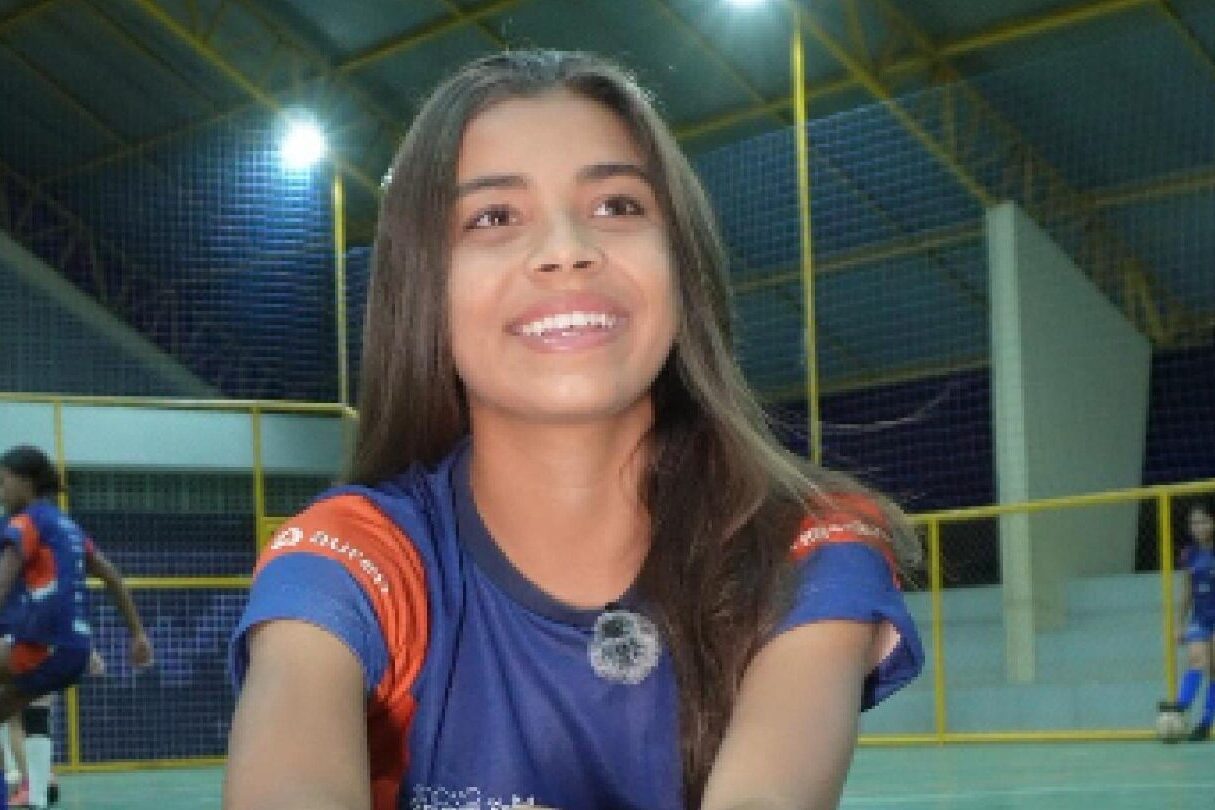 Aluna dando depoimento sobre a importância do futebol em sua vida