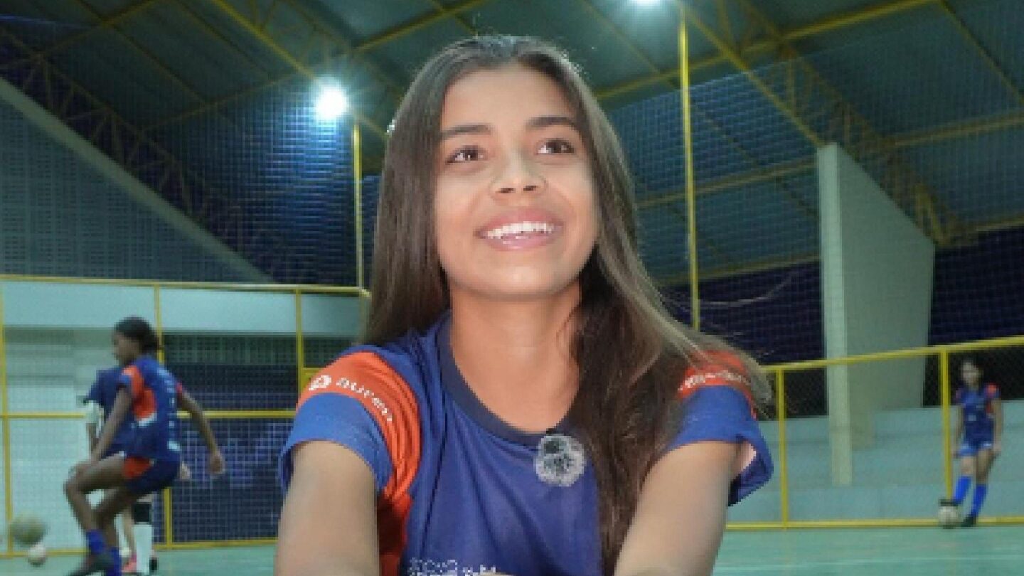 Aluna dando depoimento sobre a importância do futebol em sua vida