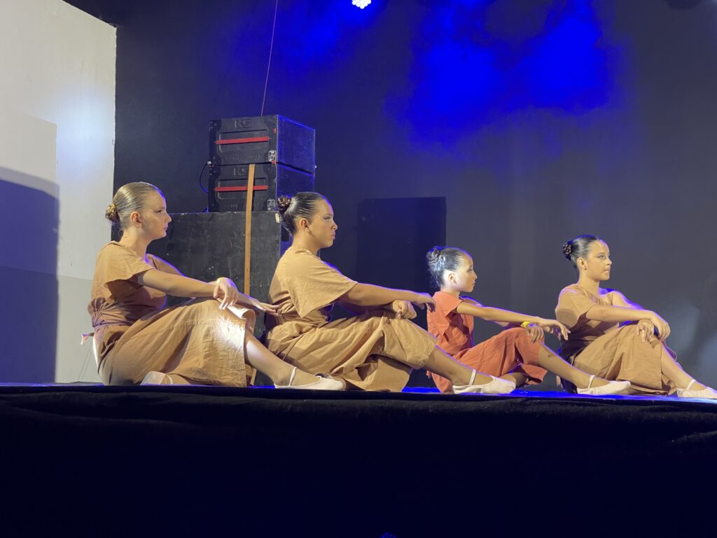 alunas do Balé do Novo Sertão apresentando no Festival