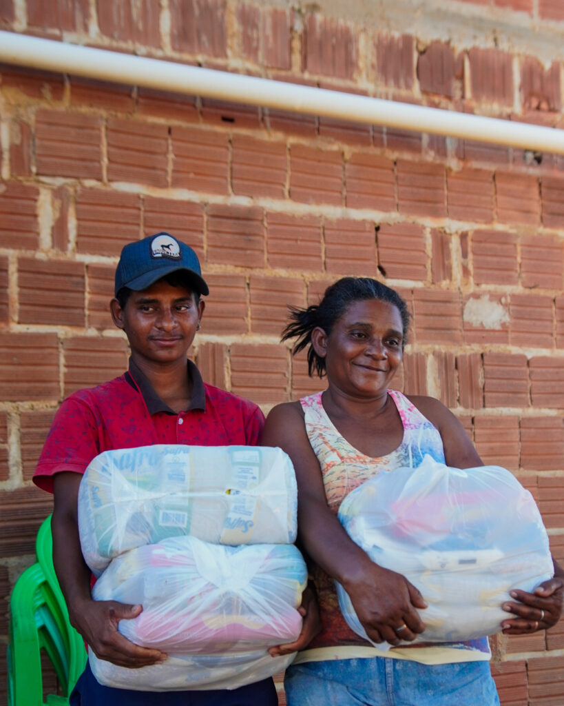 Famílias sertanejas recebendo cestas básicas no interior do Sertão Nordestino