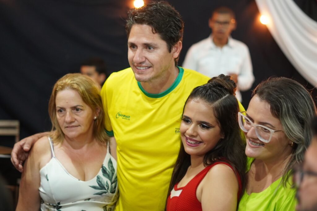 Ex-jogador Edmilson com aluna e familiares no Sertão.
